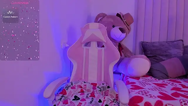 Emilyymilleer  online show from March 21, 2025, 3:46 pm