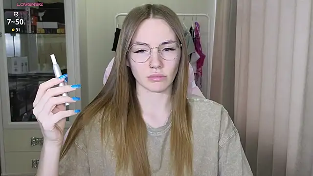 Snapshot of littlevildevil chatting on February 26, 2025, 11:21 am littlevildevil online show from February 26, 2025, 11:21 am