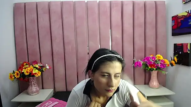 Snapshot of EmilyyEvans_ chatting on December 16, 2024, 1:11 pm EmilyyEvans online show from December 16, 2024, 1:11 pm