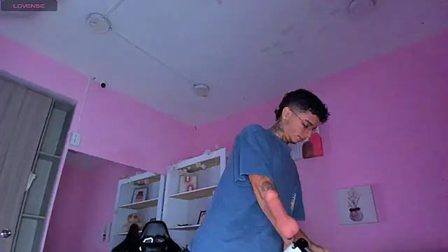 Ian Castillo  online show from November 7, 2025, 11:15 am