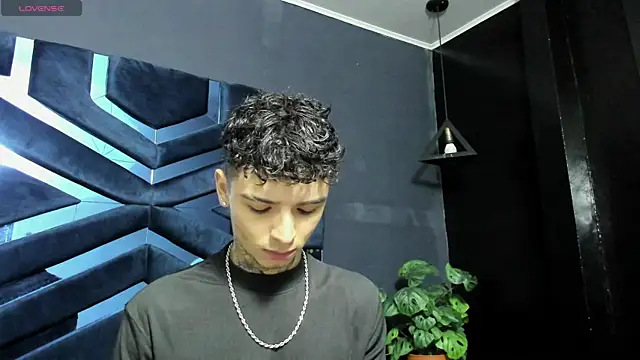 Snapshot of Ian_Castillo_ chatting on January 12, 2026, 11:17 am Ian Castillo online show from January 12, 2026, 11:17 am