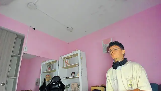 Ian Castillo  online show from October 28, 2025, 11:09 am