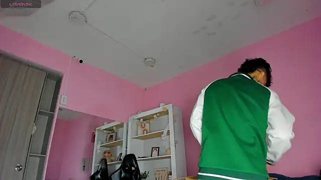 Snapshot of Ian_Castillo_ chatting on December 17, 2025, 11:15 am Ian Castillo online show from December 17, 2025, 11:15 am