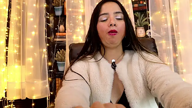 Snapshot of julietta___jackson chatting on June 14, 2026, 8:43 pm julietta jackson online show from June 14, 2026, 8:43 pm