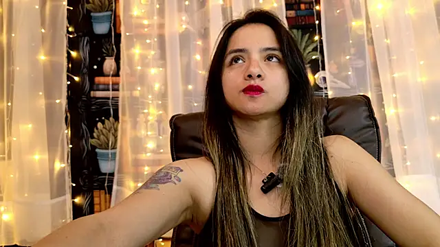 Snapshot of julietta___jackson chatting on May 8, 2026, 12:58 am julietta jackson online show from May 8, 2026, 12:58 am