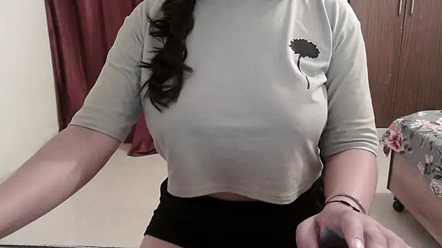 ANANYA-TIWARI online show from September 30, 2025, 5:19 pm