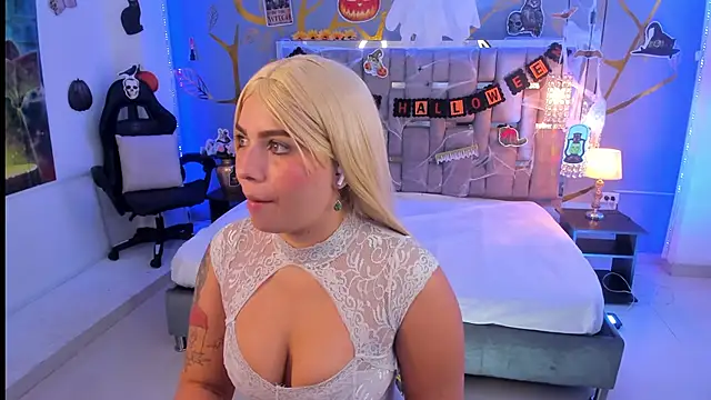 Snapshot of AlessiaDouce chatting on October 24, 2025, 4:55 am AlessiaDouce online show from October 24, 2025, 4:55 am