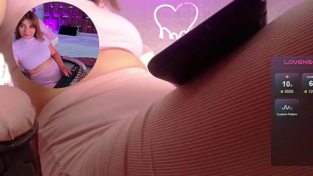 Snapshot of AlessiaDouce chatting on November 21, 2025, 8:08 pm AlessiaDouce online show from November 21, 2025, 8:08 pm