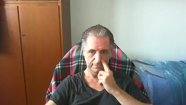 Snapshot of lliuk70mi chatting on April 8, 2026, 3:13 pm lliuk70mi online show from April 8, 2026, 3:13 pm