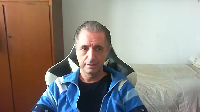 Snapshot of lliuk70mi chatting on May 3, 2026, 1:04 pm lliuk70mi online show from May 3, 2026, 1:04 pm