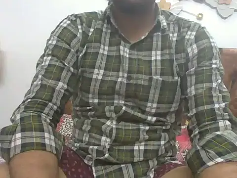 Snapshot of Desiboy_525 chatting on March 18, 2025, 5:23 pm Desiboy 525 online show from March 18, 2025, 5:23 pm