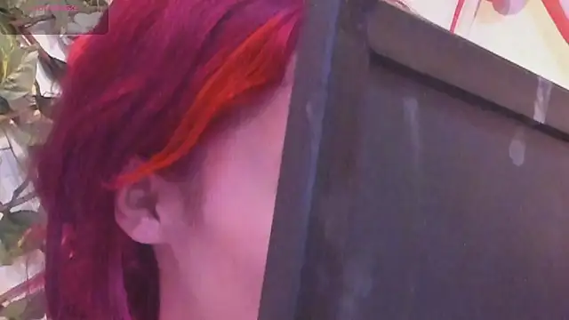 RedMeloddy online show from December 22, 2025, 8:42 pm