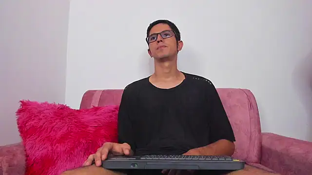 Snapshot of Ethan_Sai___ chatting on December 14, 2024, 12:11 am Ethan Sai online show from December 14, 2024, 12:11 am