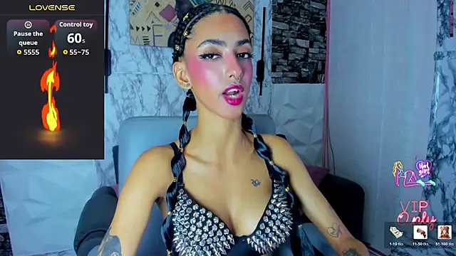 Snapshot of Queen_Cuarxxo chatting on July 14, 2026, 2:05 am Queen Cuarxxo online show from July 14, 2026, 2:05 am