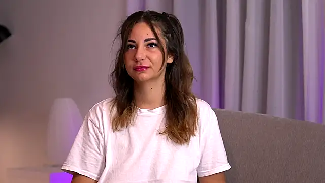 BelleSkye online show from November 4, 2025, 4:49 am