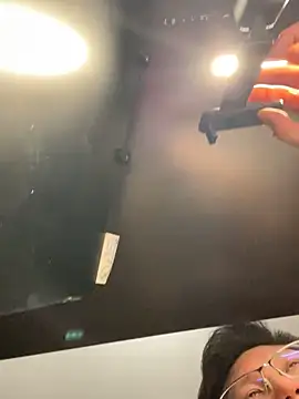 Snapshot of BenBenBom chatting on December 18, 2025, 7:18 pm BenBenBom online show from December 18, 2025, 7:18 pm