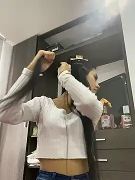 Snapshot of sophie_conor chatting on December 23, 2024, 9:29 pm sophie conor online show from December 23, 2024, 9:29 pm