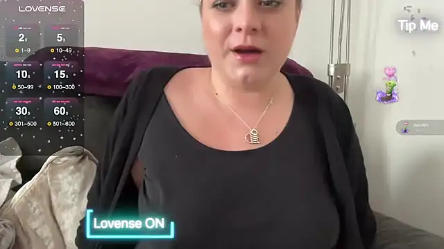 Snapshot of NaughtyWifeUK chatting on December 6, 2024, 11:27 am NaughtyWifeUK online show from December 6, 2024, 11:27 am