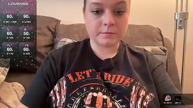 Snapshot of NaughtyWifeUK chatting on October 9, 2025, 8:59 am NaughtyWifeUK online show from October 9, 2025, 8:59 am