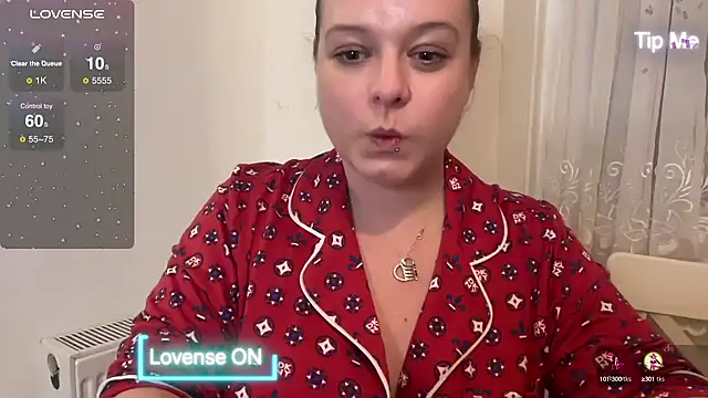 Snapshot of NaughtyWifeUK chatting on December 23, 2024, 11:17 pm NaughtyWifeUK online show from December 23, 2024, 11:17 pm