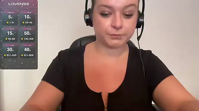 Snapshot of NaughtyWifeUK chatting on October 18, 2025, 2:19 pm NaughtyWifeUK online show from October 18, 2025, 2:19 pm