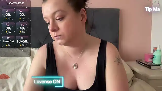 Snapshot of NaughtyWifeUK chatting on January 18, 2025, 12:36 pm NaughtyWifeUK online show from January 18, 2025, 12:36 pm