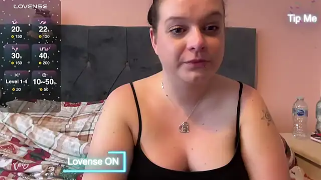 Snapshot of NaughtyWifeUK chatting on December 4, 2024, 2:31 pm NaughtyWifeUK online show from December 4, 2024, 2:31 pm