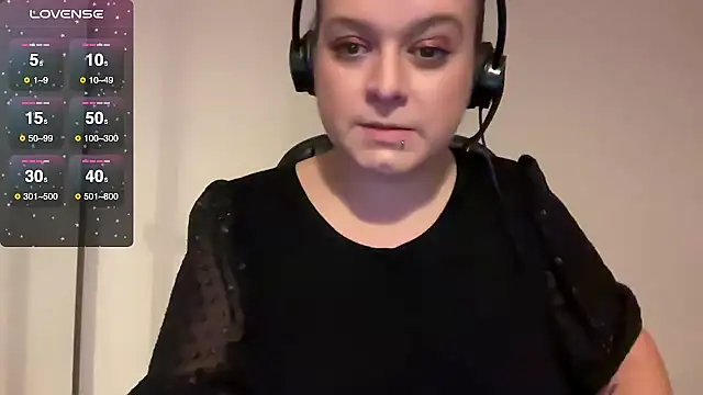 Snapshot of NaughtyWifeUK chatting on November 28, 2025, 4:07 pm NaughtyWifeUK online show from November 28, 2025, 4:07 pm