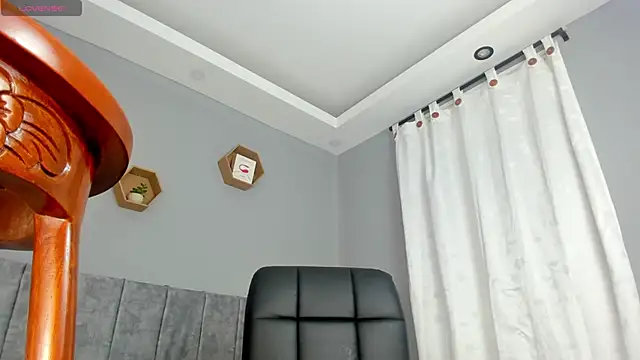 Chloe narcise online show from February 4, 2025, 6:04 am