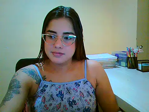 Snapshot of maliamiller chatting on December 21, 2025, 11:16 pm maliamiller online show from December 21, 2025, 11:16 pm