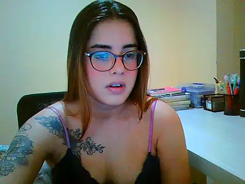 Snapshot of maliamiller chatting on November 7, 2025, 9:36 am maliamiller online show from November 7, 2025, 9:36 am