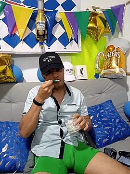 latinmartin73 online show from October 3, 2025, 12:14 am