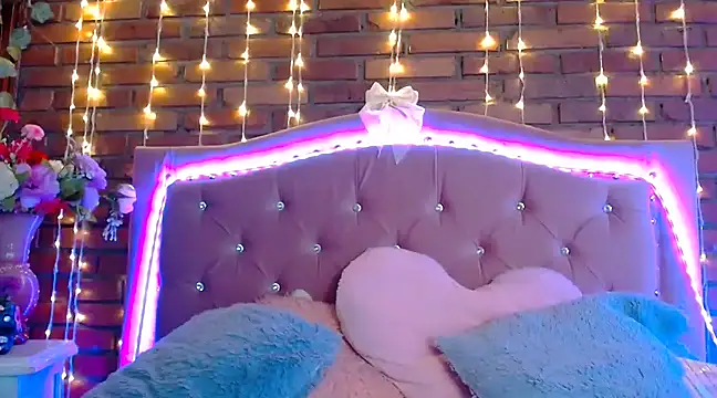 dulcevegga online show from February 25, 2025, 2:48 pm