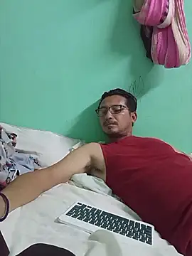 Snapshot of Andresguz35 chatting on December 18, 2025, 5:45 am Andresguz35 online show from December 18, 2025, 5:45 am