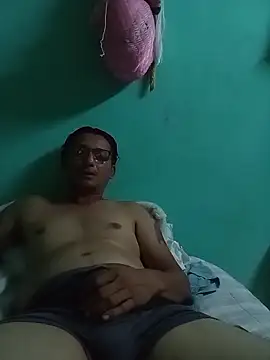 Snapshot of Andresguz35 chatting on December 2, 2025, 5:09 am Andresguz35 online show from December 2, 2025, 5:09 am