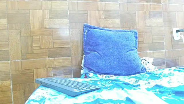 Snapshot of Mia_brunette26 chatting on March 5, 2025, 5:18 am Mia brunette26 online show from March 5, 2025, 5:18 am