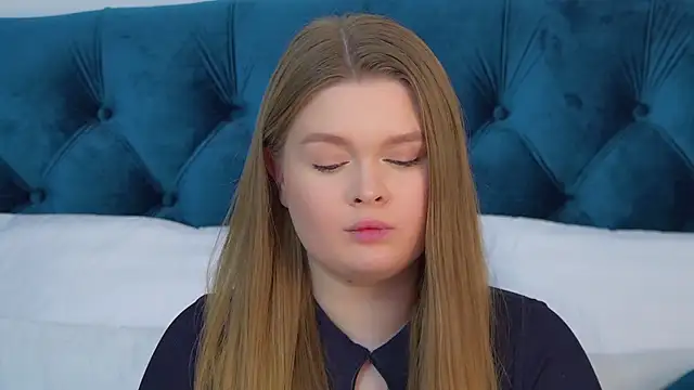 CrystalLyons online show from April 25, 2026, 1:41 pm