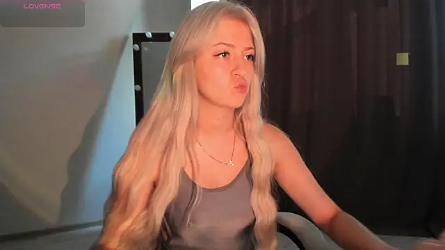 Snapshot of Lana_Younes chatting on October 10, 2025, 12:06 pm Lana Younes online show from October 10, 2025, 12:06 pm