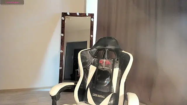 Snapshot of Lana_Younes chatting on March 18, 2025, 11:44 am Lana Younes online show from March 18, 2025, 11:44 am