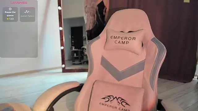 Snapshot of Lana_Younes chatting on November 24, 2025, 10:48 am Lana Younes online show from November 24, 2025, 10:48 am