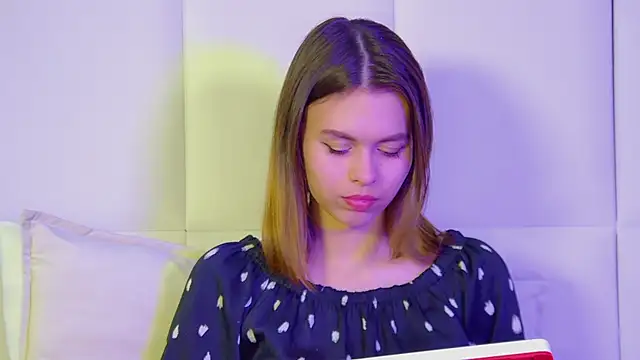 PollyLanders online show from March 17, 2025, 6:32 pm