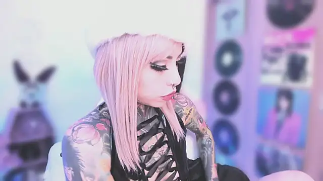 Snapshot of NikkiRamone chatting on December 19, 2025, 11:23 am NikkiRamone online show from December 19, 2025, 11:23 am