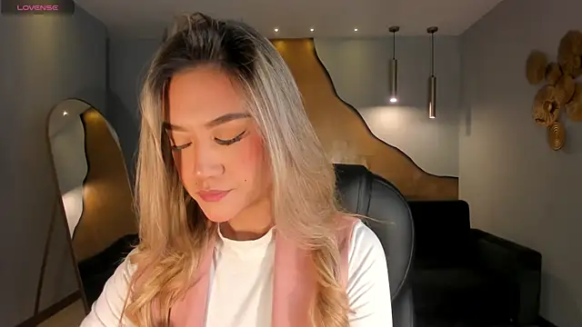 RebeccaHudson online show from March 27, 2026, 6:42 pm