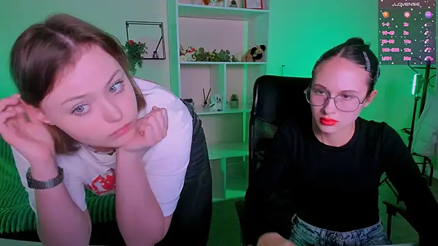 Snapshot of nikole_kitt chatting on October 5, 2025, 6:53 pm nikole kitt online show from October 5, 2025, 6:53 pm