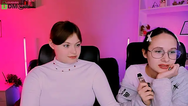 Snapshot of nikole_kitt chatting on December 15, 2025, 8:03 pm nikole kitt online show from December 15, 2025, 8:03 pm