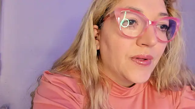 Naty Mature  online show from December 18, 2025, 8:23 pm