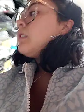 Snapshot of lara_moon25 chatting on October 31, 2025, 4:25 pm lara moon25 online show from October 31, 2025, 4:25 pm