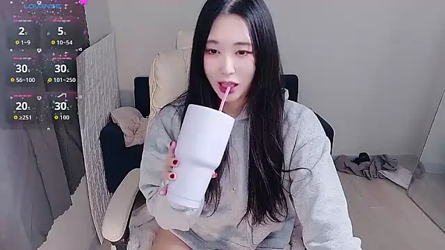 Snapshot of who_Lilly chatting on November 20, 2025, 12:28 pm who Lilly online show from November 20, 2025, 12:28 pm