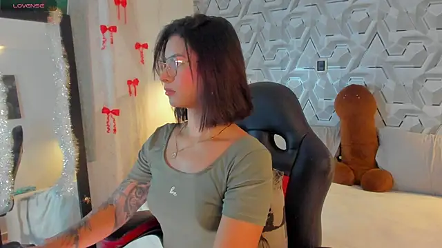 Sophiee Hill online show from April 10, 2026, 7:15 am