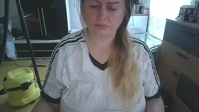 Meliss Official9 online show from May 14, 2026, 5:04 am
